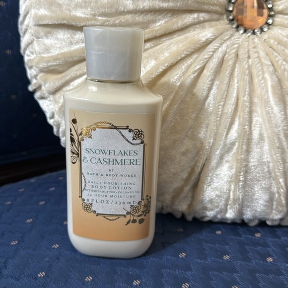 BATH & BODY WORKS SET. . . SNOWFLAKES & CASHMERE SCENT - Picture 3 of 6